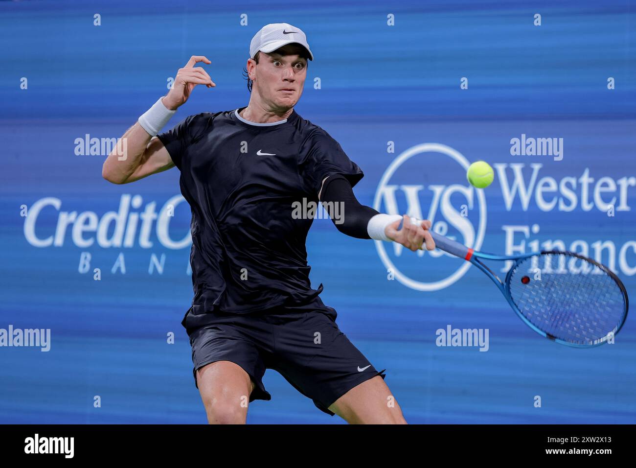 Mason, Ohio, Stati Uniti. 16 agosto 2024. Jack Draper (GBR) colpisce un colpo in fronte durante il venerdì del Round of Sixteen al Cincinnati Open presso il Lindner Family Tennis Center di Mason, Ohio. (Credit Image: © Scott Stuart/ZUMA Press Wire) SOLO PER USO EDITORIALE! Non per USO commerciale! Crediti: ZUMA Press, Inc./Alamy Live News Foto Stock