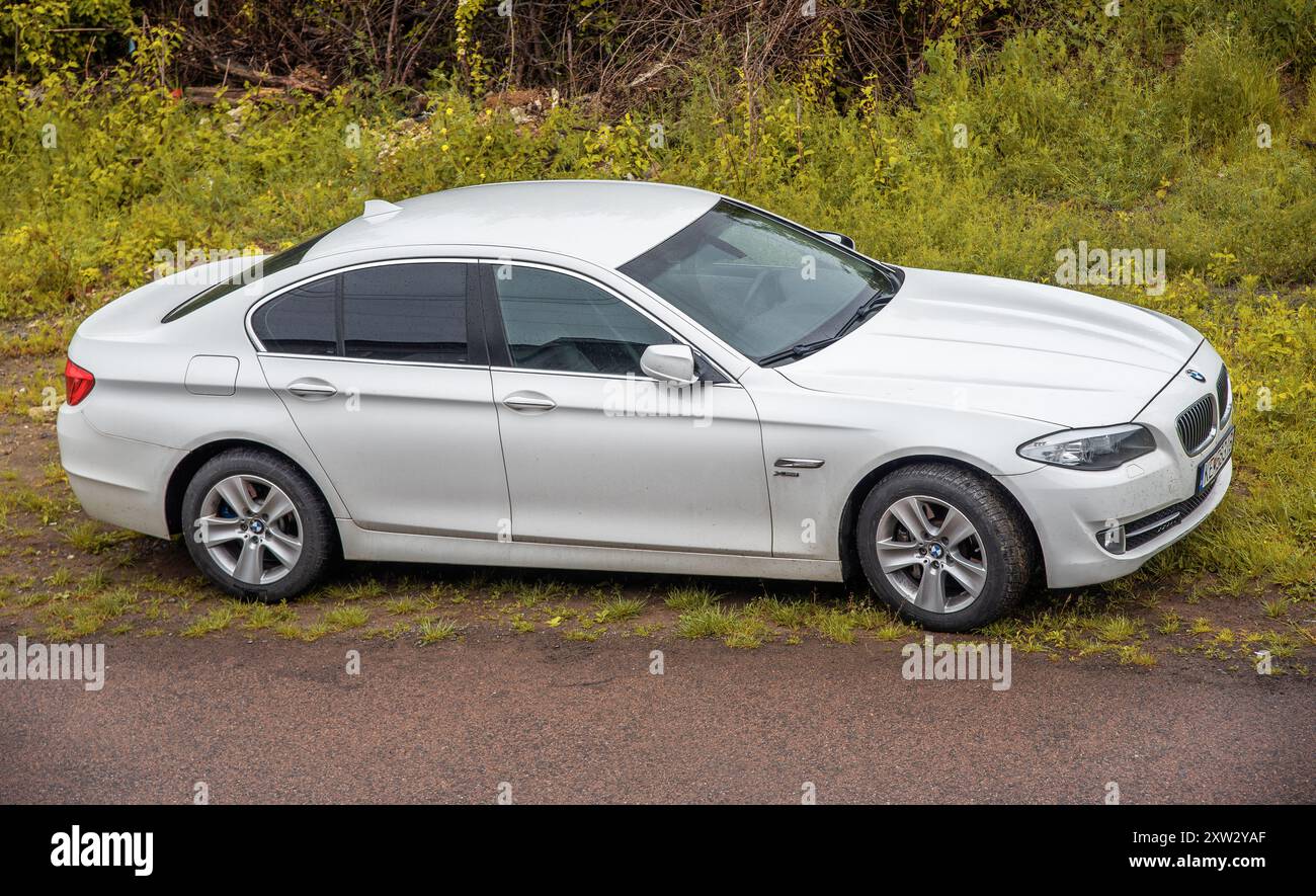 Uzhgorod, Ucraina - 17 maggio 2020: BMW xDrive bianca parcheggiata sul lato della strada. Foto Stock