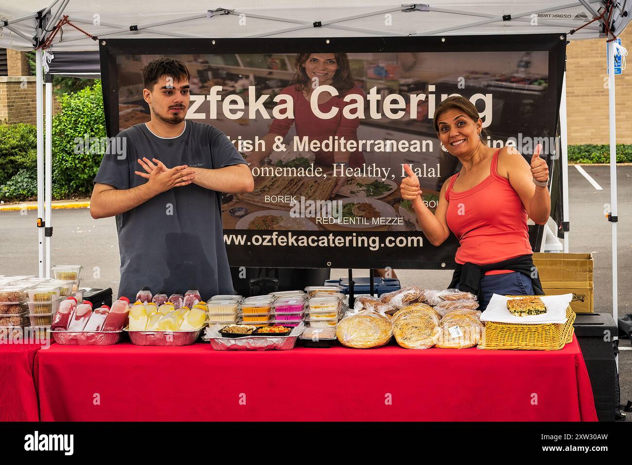 Reston, va, USA — 17 agosto 2024. Una foto dei lavoratori in uno stand di ristorazione che offre cibi halal, mediterranei e sani al ristorante Farmer's Mar Foto Stock