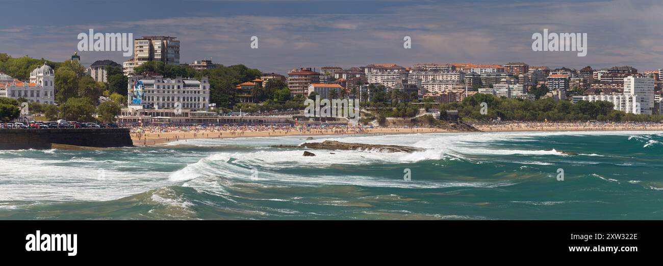 Santander, Spagna - 20 agosto 2022: Spiaggia di Sardinero a Santader, Spagna. Foto Stock