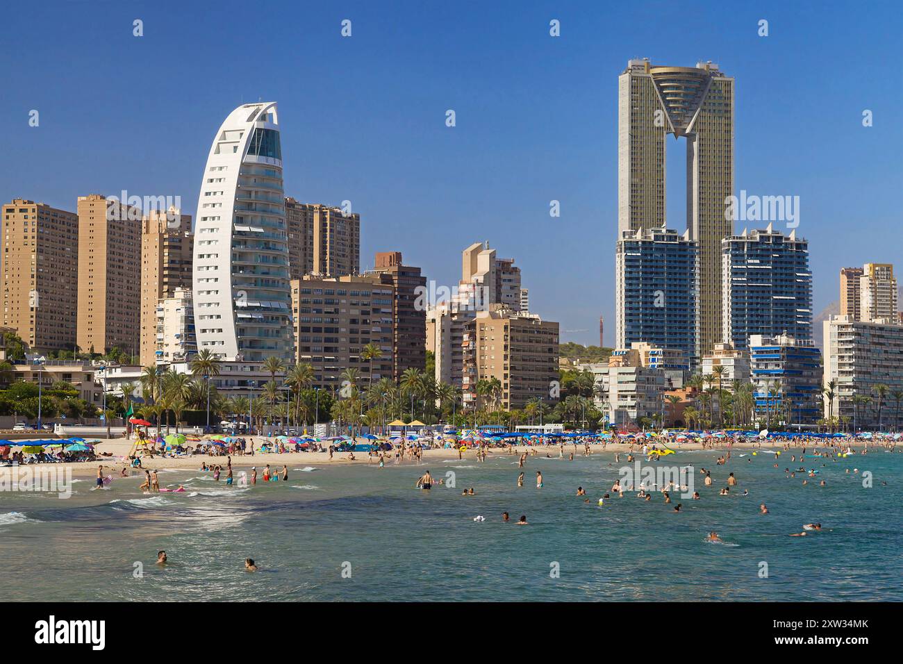 Benidorm, Spagna - 4 agosto 2023: Delfin Tower e intempo Skyscraper, Alicante, Spagna. Foto Stock