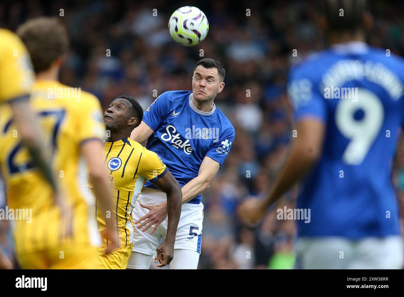 Liverpool, Regno Unito. 17 agosto 2024. Michael Keane di Everton dirige la palla. Partita di Premier League, Everton contro Brighton & Hove Albion al Goodison Park di Liverpool sabato 17 agosto 2024. Questa immagine può essere utilizzata solo per scopi editoriali. Solo per uso editoriale, foto di Chris Stading/Andrew Orchard fotografia sportiva/Alamy Live news credito: Andrew Orchard fotografia sportiva/Alamy Live News Foto Stock