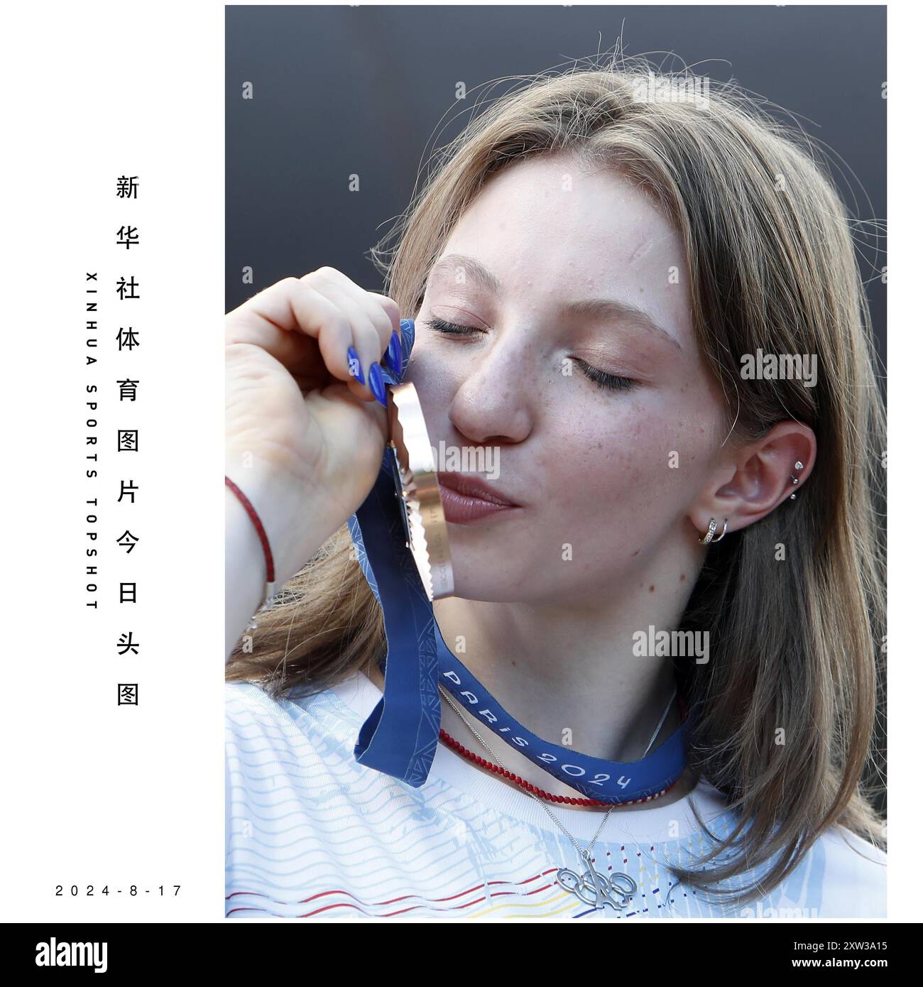 Pechino, Romania. 16 agosto 2024. La ginnasta rumena Ana Barbosu posa dopo aver ricevuto una medaglia di bronzo olimpica per l'esercizio di pavimento femminile alle Olimpiadi di Parigi 2024, durante una cerimonia a Bucarest, Romania, 16 agosto 2024. La medaglia di bronzo è stata riassegnata a Barbosu in seguito a una sentenza della Corte arbitrale per lo sport della scorsa settimana che ha annullato un ricorso del coach del Team USA Cecile Landi durante la finale di esercitazione del 5 agosto a Parigi, che aveva portato Chiles al terzo posto e spinto Barbosu al quarto posto. Crediti: Cristian Cristel/Xinhua/Alamy Live News Foto Stock