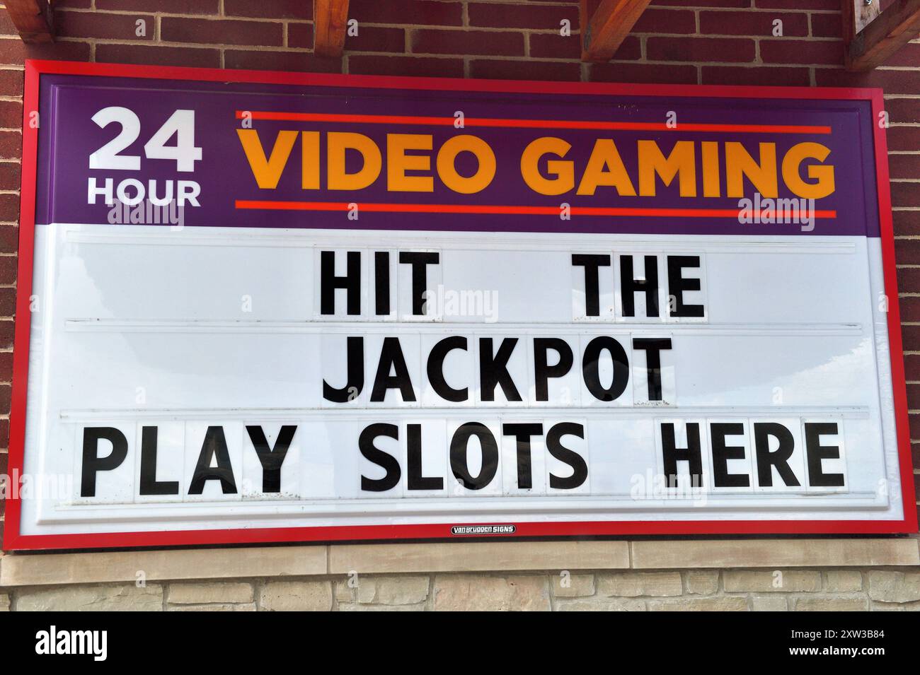 Joliet, Illinois, Stati Uniti. Un cartello presso una fermata di un camion autostradale che indica che è disponibile un videogioco sul posto. Foto Stock