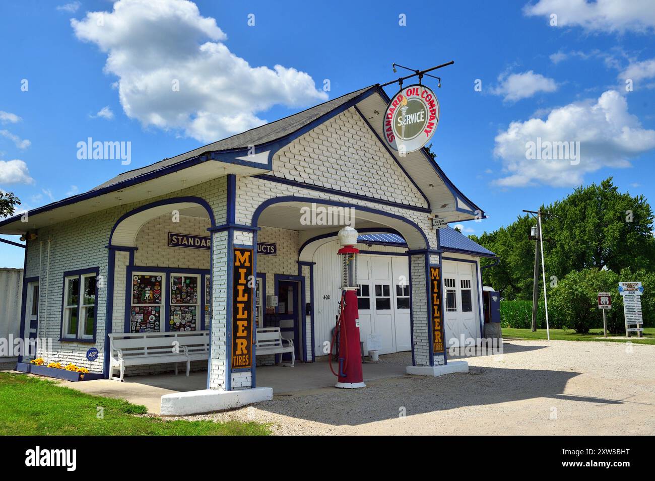 Odell, Illinois, Stati Uniti. Un passo indietro nel tempo si trova sotto forma di una stazione di servizio standard 1932, completamente ristrutturata Foto Stock