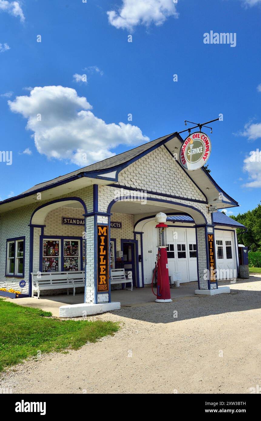 Odell, Illinois, Stati Uniti. Un passo indietro nel tempo si trova sotto forma di una stazione di servizio standard 1932, completamente ristrutturata Foto Stock