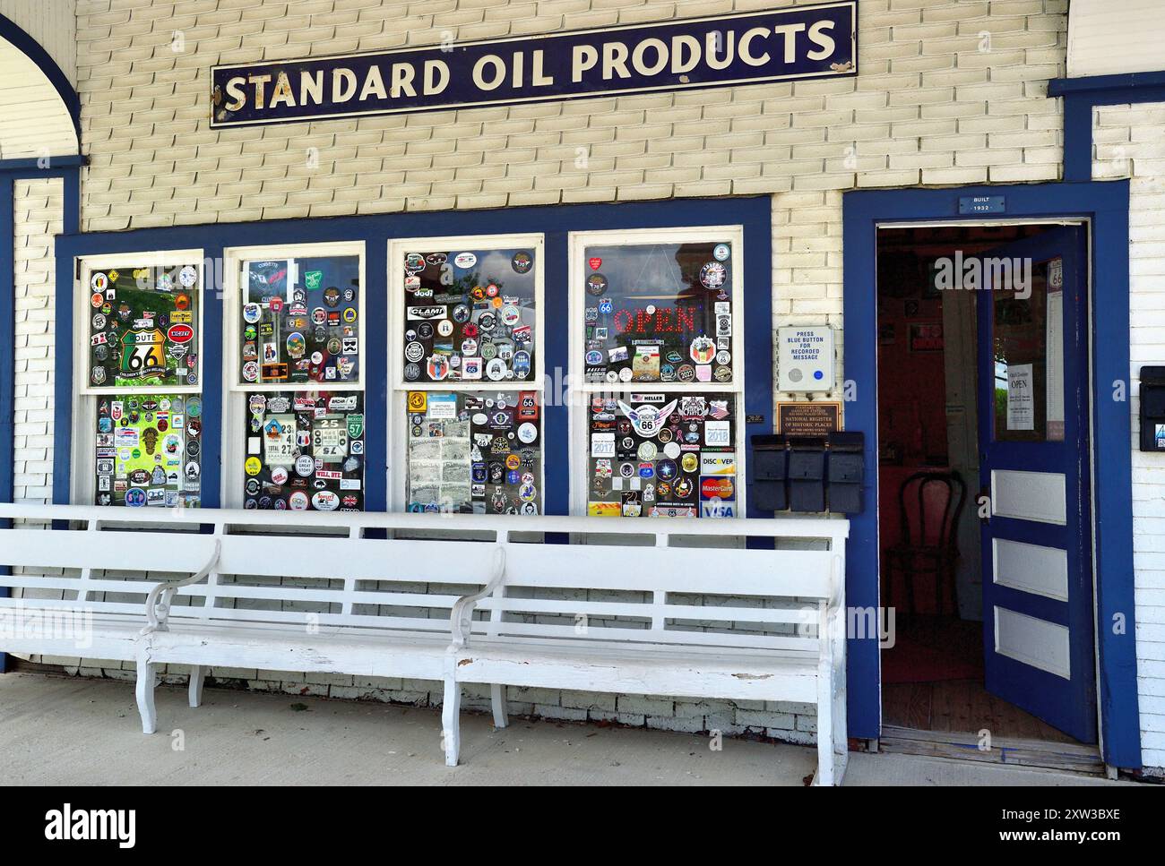 Odell, Illinois, Stati Uniti. Un passo indietro nel tempo si trova sotto forma di una stazione di servizio standard 1932, completamente ristrutturata Foto Stock