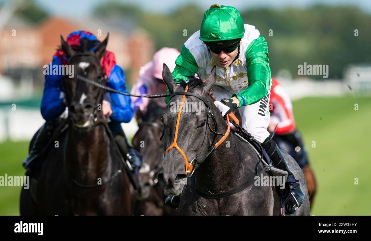 Newbury, Berkshire; Mukaber e il fantino Jamie Spencer vincono i British Stallion Studs EBF Maiden Stakes per l'allenatore Richard Hannon e il proprietario Sheikh Abdullah Almalek Alsabah. Crediti JTW equine Images / Alamy Live News. Foto Stock