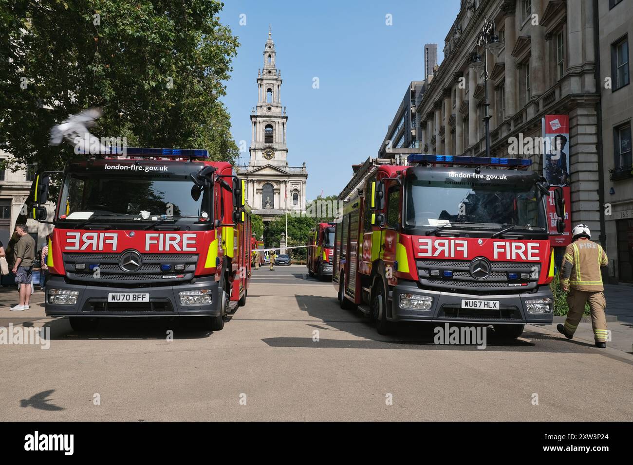 Londra, Regno Unito, 17 agosto 2024. Il personale dei vigili del fuoco e dei servizi di emergenza frequentano Someset House mentre circa 100 vigili del fuoco affrontano un incendio allo storico edificio. Un intenso fumo riempì l'area mentre i vigili del fuoco venivano visti sulle piattaforme che dirigevano getti d'acqua sul tetto. Credito: Fotografia dell'undicesima ora/Alamy Live News Foto Stock