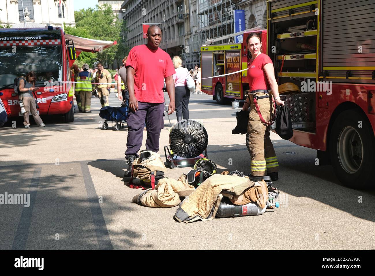 Londra, Regno Unito, 17 agosto 2024. Il personale dei vigili del fuoco e dei servizi di emergenza frequentano Someset House mentre circa 100 vigili del fuoco affrontano un incendio allo storico edificio. Un intenso fumo riempì l'area mentre i vigili del fuoco venivano visti sulle piattaforme che dirigevano getti d'acqua sul tetto. Credito: Fotografia dell'undicesima ora/Alamy Live News Foto Stock