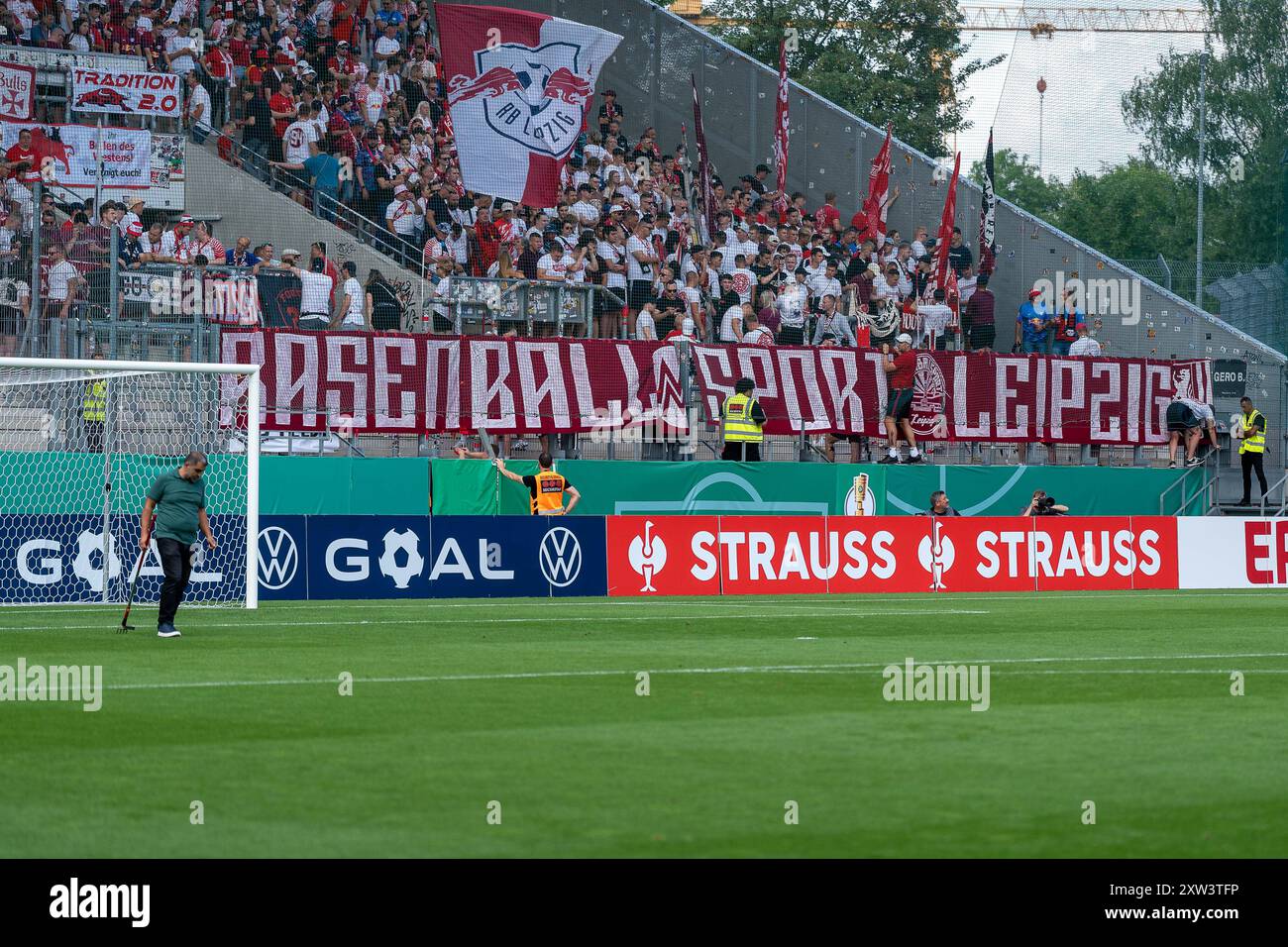 RASENBALLSPORT LEIPZIG, Banner Spruchband am Gaesteblock im Stadion an der Hafenstrasse, Leipziger Fans, GER Rot-Weiss Essen vs. RB Leipzig, Fussball, DFB Pokal, Saison 2024/2025, 1. Runde, 17.08.2024 NORMATIVE DFB/DFL VIETANO QUALSIASI USO DI FOTOGRAFIE COME SEQUENZE DI IMMAGINI E/O QUASI-VIDEO, foto: Eibner-Pressefoto/Fabian Friese Foto Stock