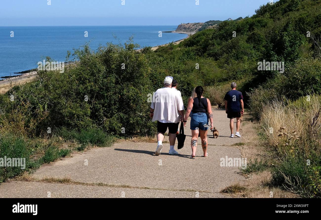 donna tatuata e amici che passeggiano lungo un sentiero nella città di herne bay, nel kent orientale, regno unito Foto Stock donna tatuata e amici che passeggiano lungo un sentiero nella città di herne bay, nel kent orientale, regno unito Foto Stock