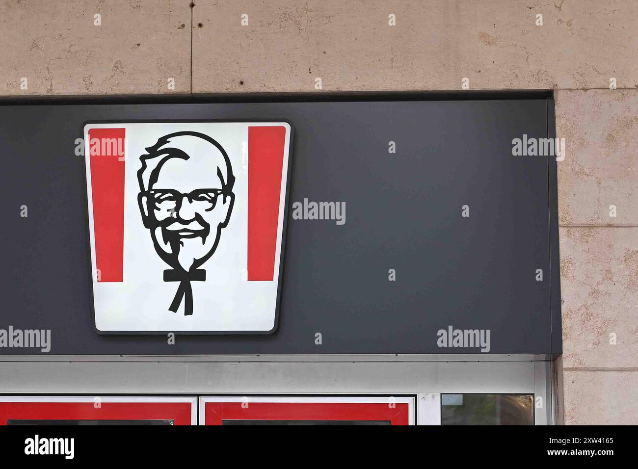 Livorno, Italia, 17 agosto 2024. Segnaletica KFC per lo stabilimento di ristorazione all'esterno dell'edificio nella città di Livorno, Foto Stock