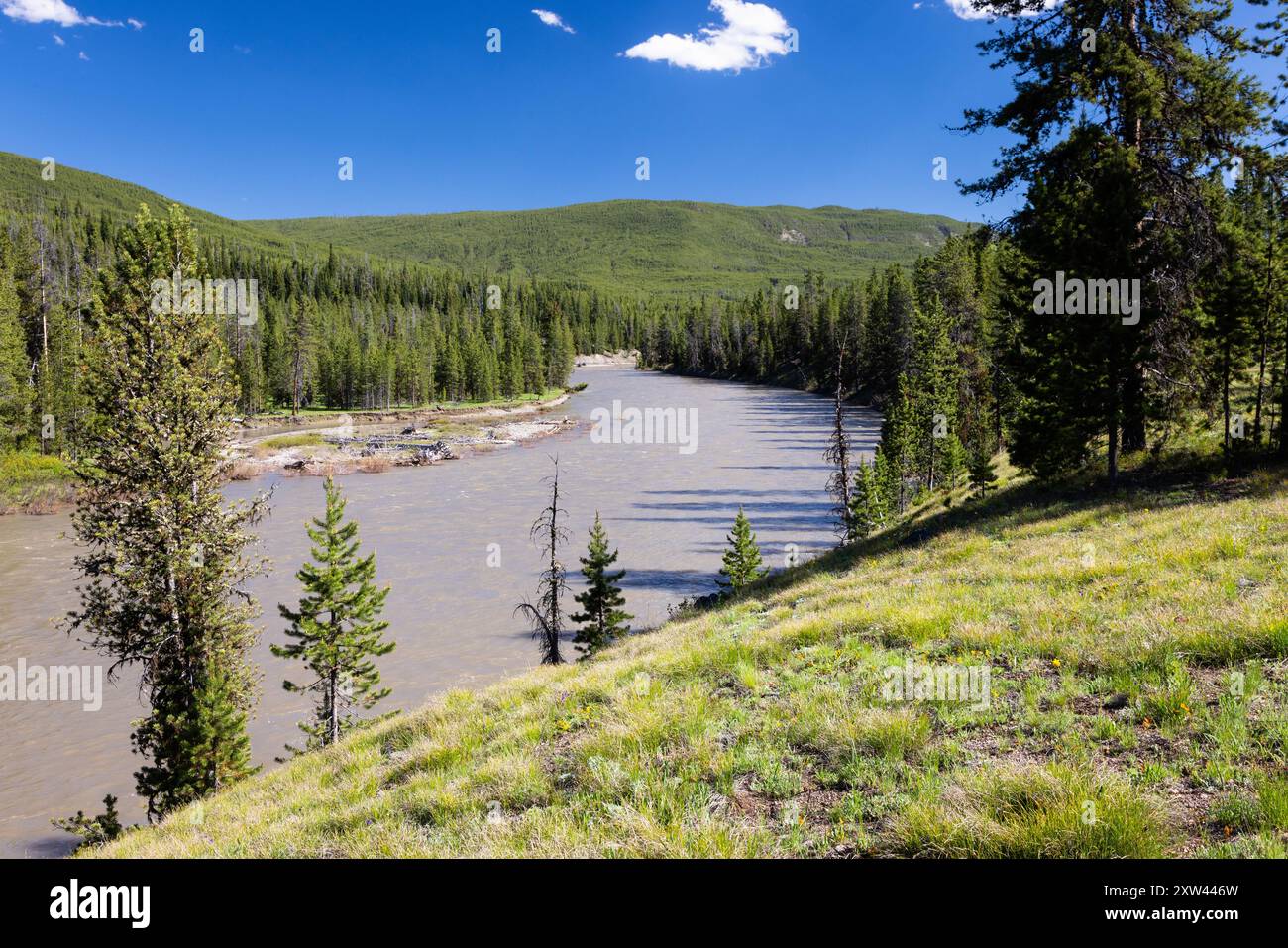 Il fiume Snake si snoda attraverso le grandi colline pedemontane delle Absaroka Mountains lungo il Flagg Canyon Trail. John D. Rockefeller Jr. Memorial Parkway, Wyom Foto Stock