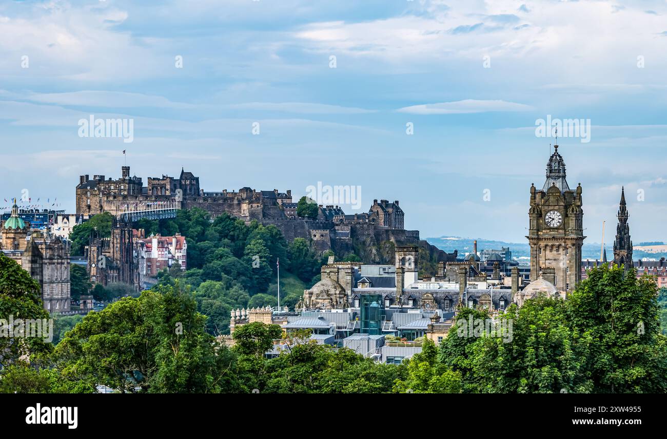 Vista sul centro della città con il castello e la torre dell'orologio Balmoral, Edimburgo, Scozia, Regno Unito Foto Stock