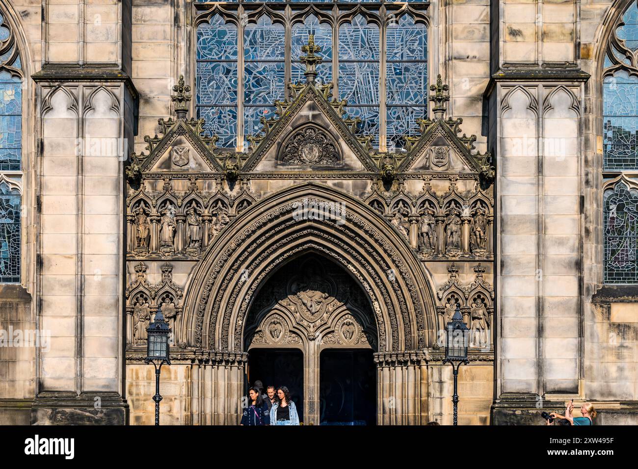 Turisti all'ingresso della Cattedrale di St Giles, Parliament Square, Edimburgo, Scozia, Regno Unito Foto Stock