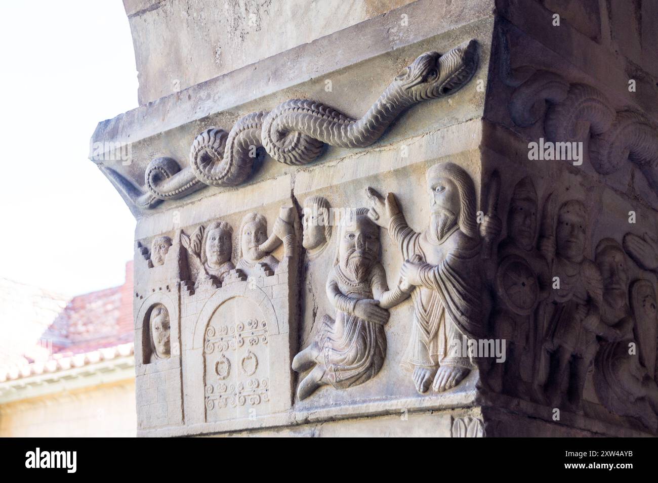 Dettaglio capitale del pilastro Chiostro della cattedrale romanica di Sainte-Eulalie e Sainte-Julie, Elne, Pyrénées Orientales, Occitanie, Francia Foto Stock