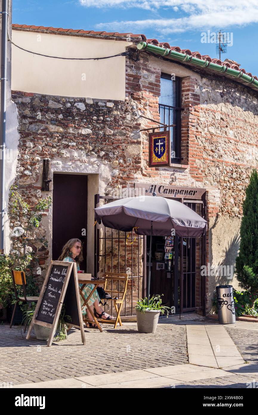 Negozio di souvenir e bar al Campanar, Place de l'Église, Elne, Pyrénées Orientales, Occitanie, Francia Foto Stock