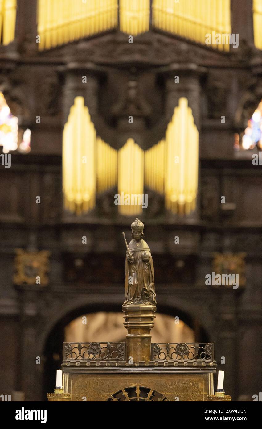 Kings College Chapel, Cambridge Regno Unito - statua del re Enrico vi in cima al leggio di Hacomblen e l'organo della cappella. Foto Stock