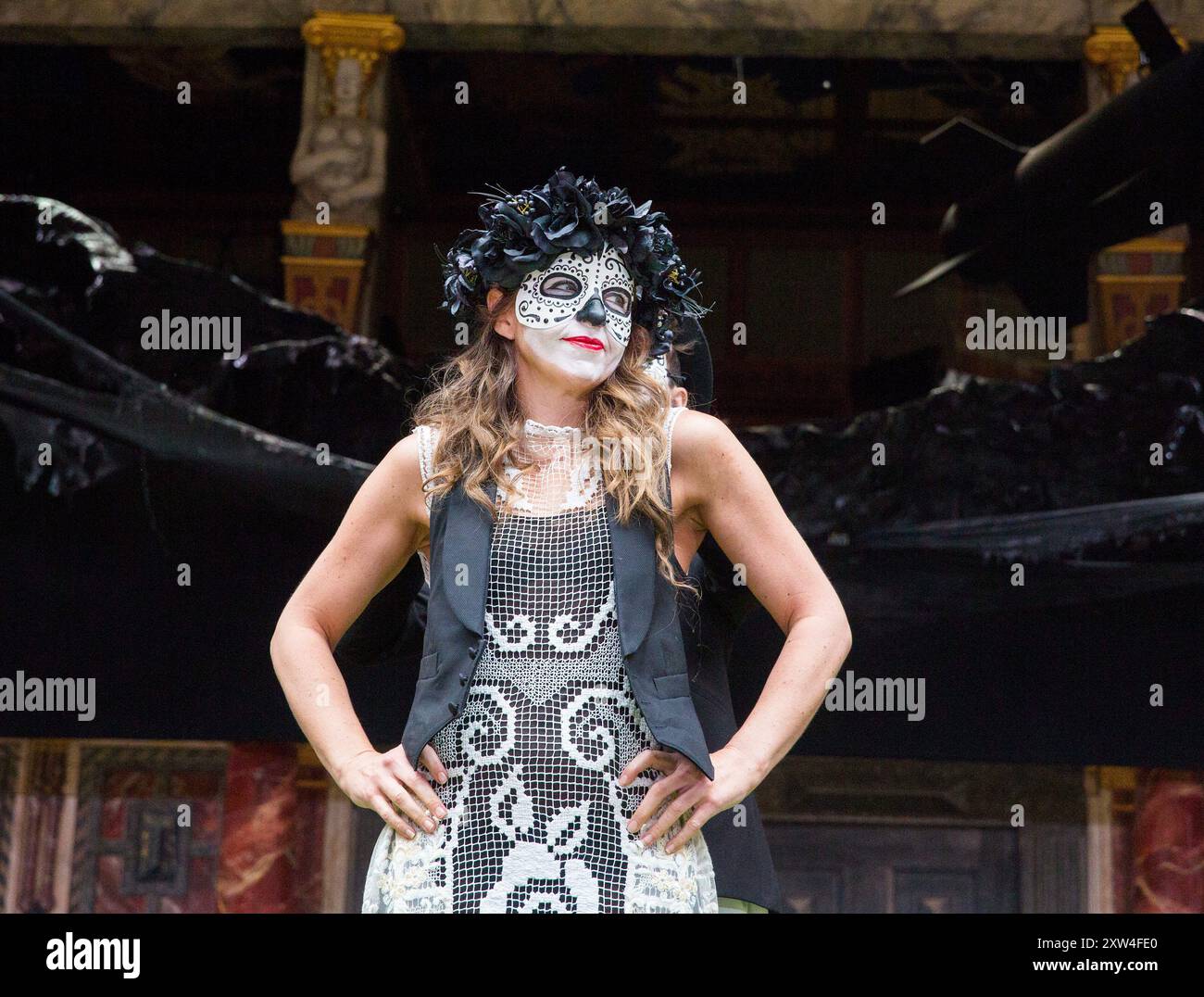 Kirsty Bushell (Giulietta) in ROMEO E GIULIETTA di Shakespeare al Globe di Shakespeare, Londra SE1 27/04/2017 design: Soutra Gilmour illuminazione: Charles Balfour coreografo: Tim Claydon regista: Daniel Kramer Foto Stock