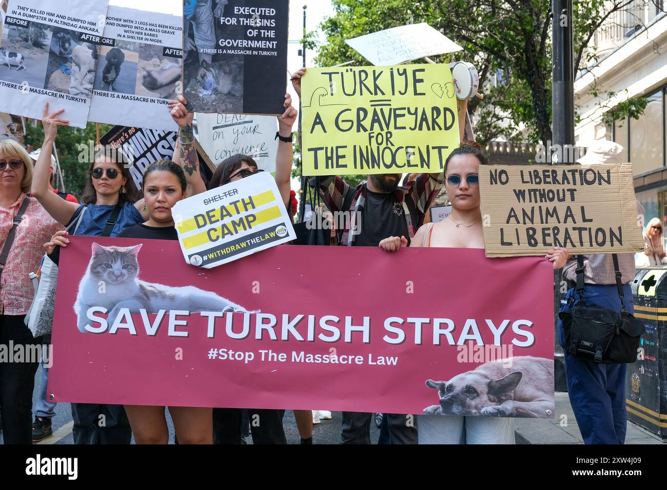 Londra, Regno Unito, 17 agosto 2024. La National Animal Right March è passata attraverso Westminster, evidenziando le attuali questioni dei diritti degli animali, poiché una grande folla di attivisti sosteneva il veganismo, anche la gentilezza e la compassione da estendere a tutte le specie. Credito: Fotografia dell'undicesima ora/Alamy Live News Foto Stock