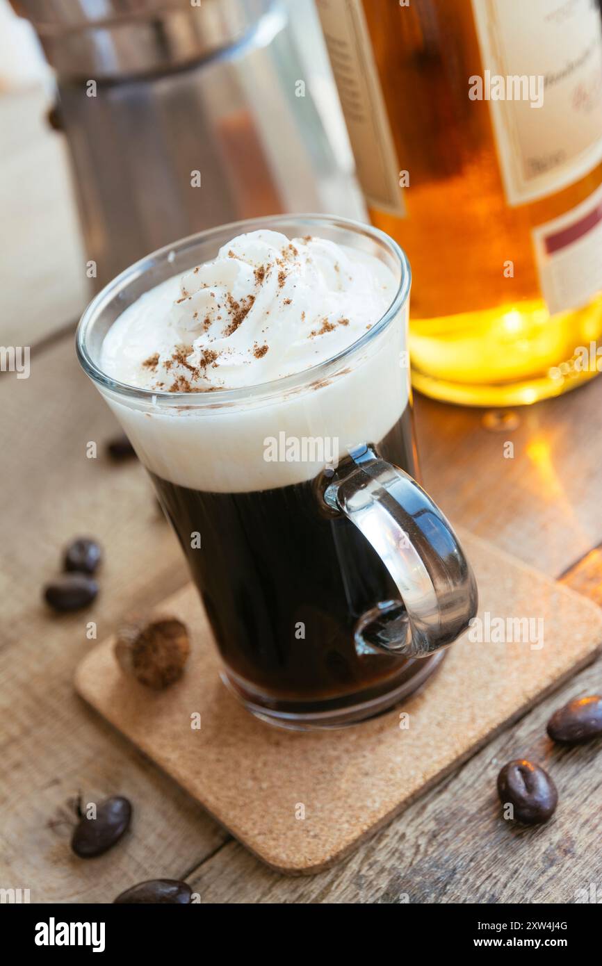 Caffè irlandese con chicchi di caffè al cioccolato e noce moscata. Foto Stock