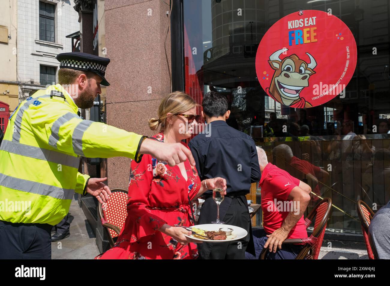 Londra, Regno Unito, 17 agosto 2024. I commensali lasciano l'area all'aperto con posti a sedere mentre gli attivisti passano davanti a un ristorante di bistecche. La National Animal Right March è passata attraverso Westminster, evidenziando le attuali questioni dei diritti degli animali, poiché una grande folla di attivisti sosteneva il veganismo, anche la gentilezza e la compassione da estendere a tutte le specie. Credito: Fotografia dell'undicesima ora/Alamy Live News Foto Stock