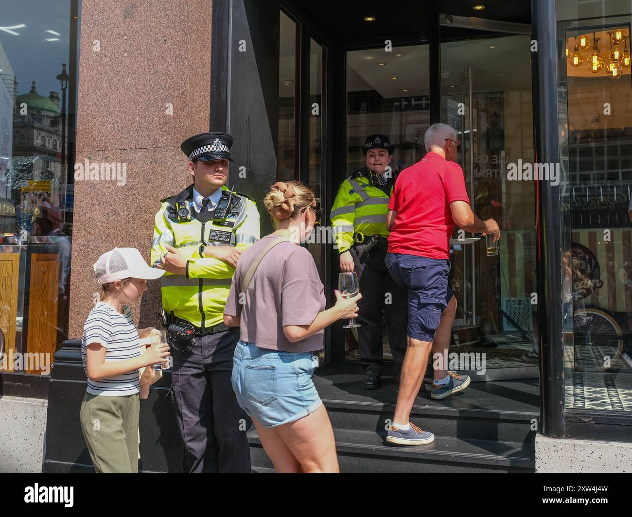 Londra, Regno Unito, 17 agosto 2024. I commensali lasciano l'area all'aperto con posti a sedere mentre gli attivisti passano davanti a un ristorante di bistecche. La National Animal Right March è passata attraverso Westminster, evidenziando le attuali questioni dei diritti degli animali, poiché una grande folla di attivisti sosteneva il veganismo, anche la gentilezza e la compassione da estendere a tutte le specie. Credito: Fotografia dell'undicesima ora/Alamy Live News Foto Stock