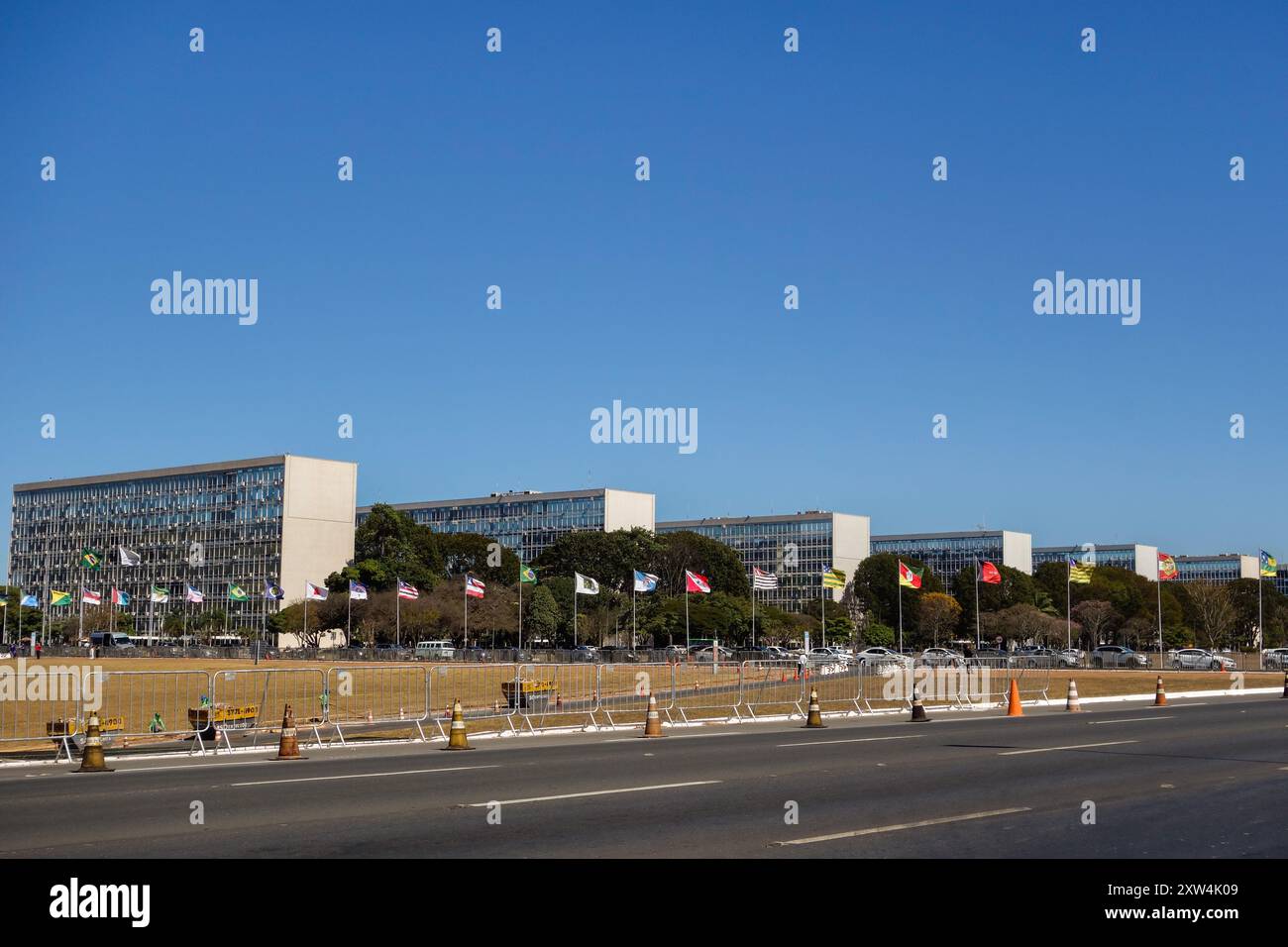 Edifici dell'Esplanade dei ministeri a Brasilia, Brasile. Alameda dos Estados avenue. Foto Stock