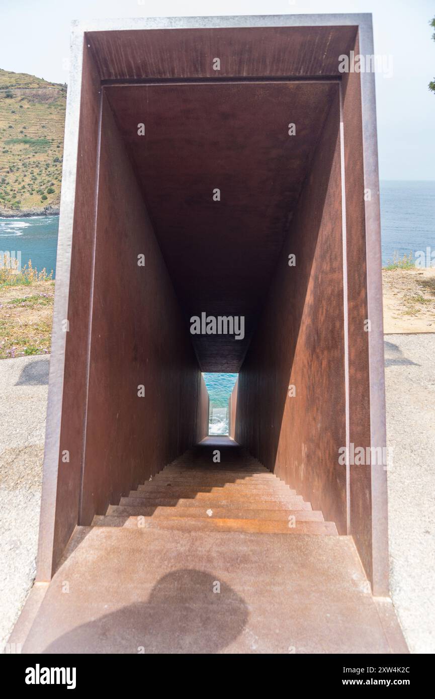 "Passages", 1990-94, di Dani Karavan, 1930-2021, memoriale a Walter Benjamin, filosofo, 1892-1940, Portbou, provincia di Girona, Catalogna, Spagna Foto Stock