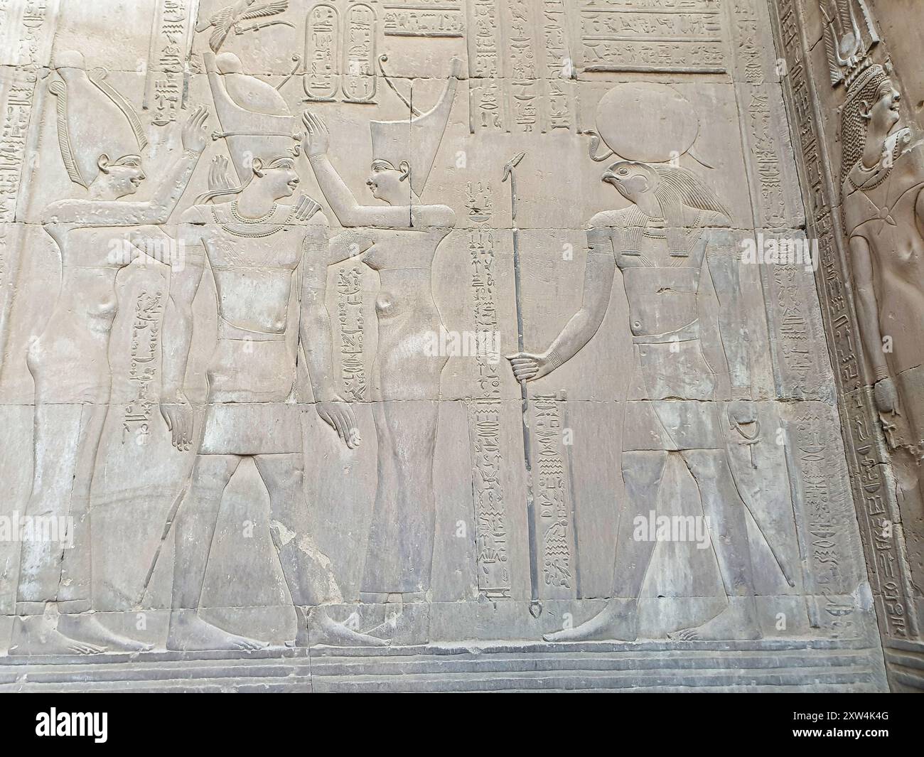 Wall Relief di Wadjet e Nekhbet dee del basso e alto egitto che incoronano Tolomeo VIII Euergete II di fronte a Haroeris al Tempio di Sobek e Haroeris a Kom Ombo, vicino ad Assuan, in Egitto Foto Stock