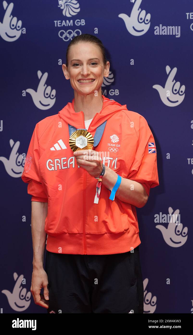 Bryony Page con la sua medaglia d'oro ha vinto nella ginnastica dei trampolini, ai Giochi Olimpici di Parigi del 2024, durante il Team GB Homecoming della National Lottery all'AO Arena di Manchester. Data foto: Sabato 17 agosto 2024. Foto Stock