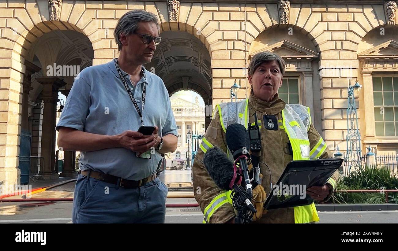 Screengrab tratto dal video della PA di Jonathan Reekie, direttore del Somerset House Trust e vice Commissario dei Vigili del fuoco di Londra Keeley Foster durante una conferenza stampa fuori Somerset House nel centro di Londra, a seguito di un incendio a Somerset House. Data foto: Sabato 17 agosto 2024. Foto Stock