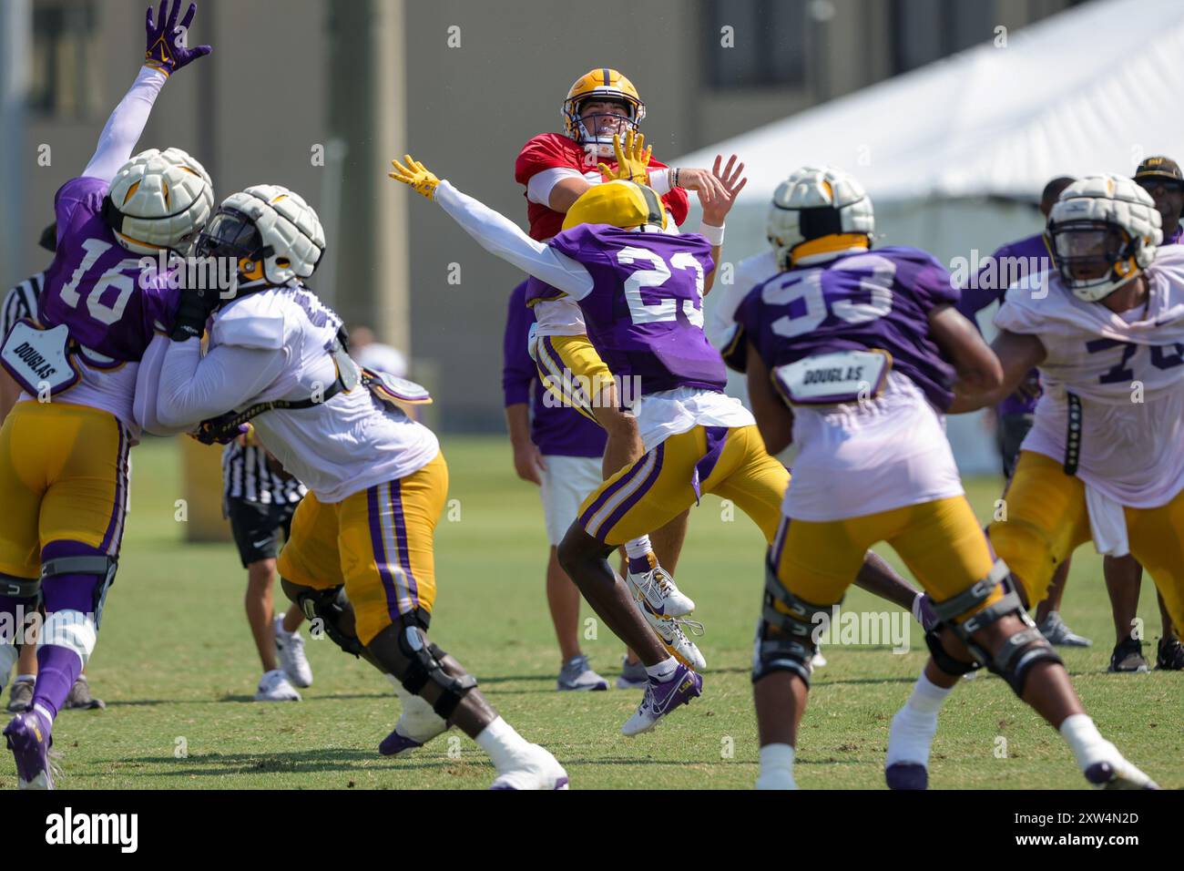 17 agosto 2024: Il quarterback della LSU Garrett Nussmeier (13) getta via la palla mentre viene messo sotto pressione dal defensive back Kylin Jackson (23) durante il campo di football autunnale presso la LSU Charles McClendon Practice Facility di Baton Rouge, LOUISIANA. Jonathan Mailhes/CSM Foto Stock