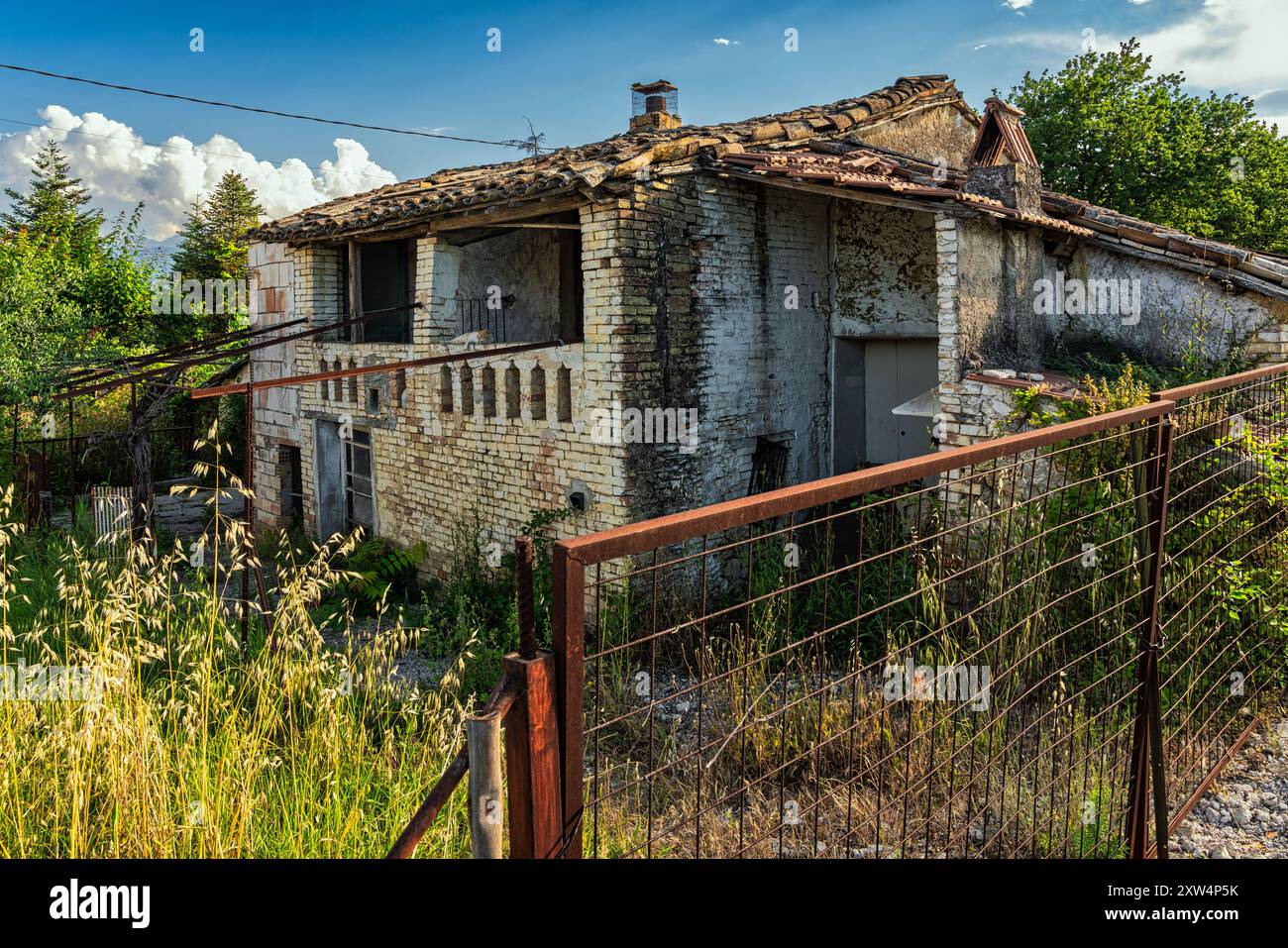 Rovine di una casa in mattoni rossi dipinta di bianco nel mezzo delle colline vicino a Chieti. Colle Marcone, Provincia di Chieti, Abruzzo, Italia, Europa Foto Stock