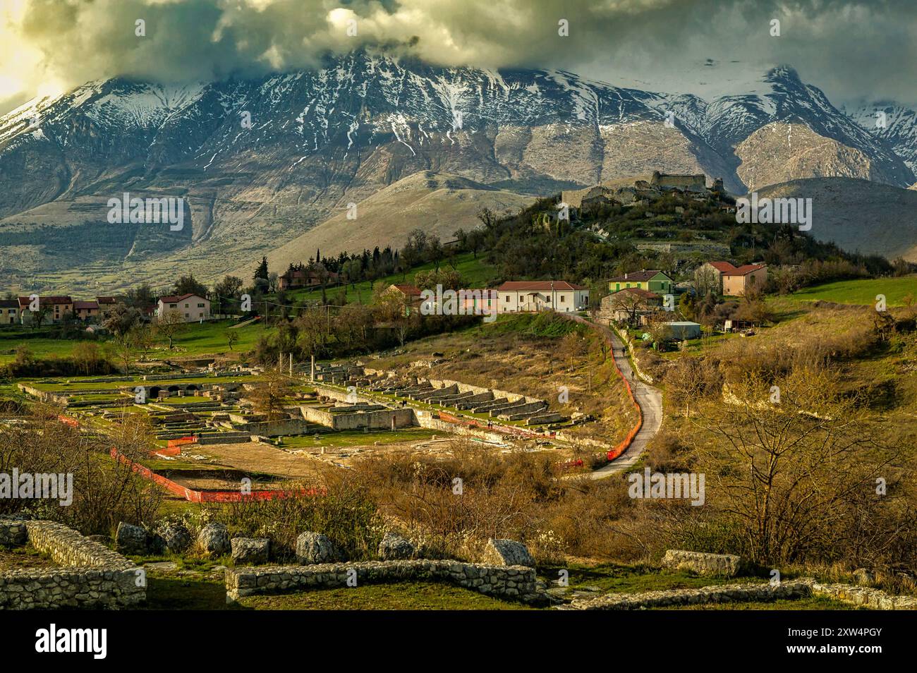 Sotto il Monte Velino, il Castello Orsini, sito archeologico della città romana di Alba Fucens. Massa d'Albe, Abruzzo, Italia Foto Stock