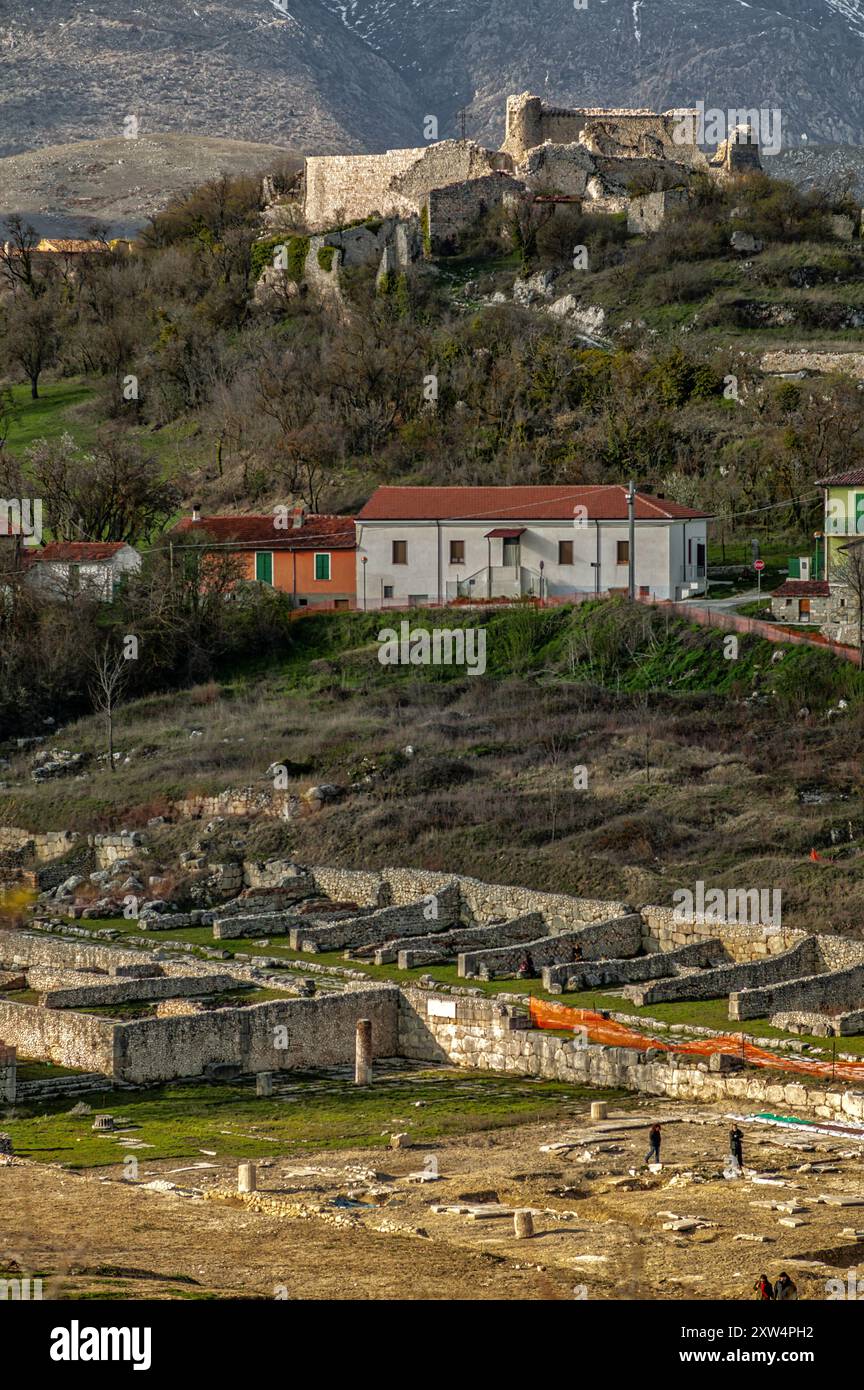 Il Castello Orsini e il borgo medievale dell'Albe dominano il sito archeologico di Alba Fucens. Massa d'Albe, provincia dell'Aquila, Abruzzo, Italia Foto Stock