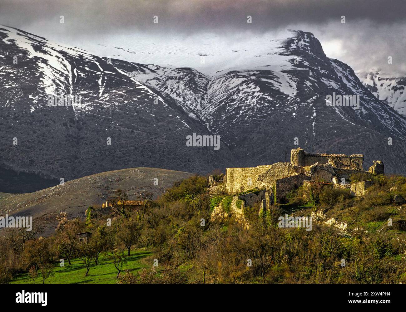 Il Castello Orsini e il borgo medievale dell'Albe dominano il sito archeologico di Alba Fucens. Massa d'Albe, provincia dell'Aquila, Abruzzo, Italia Foto Stock