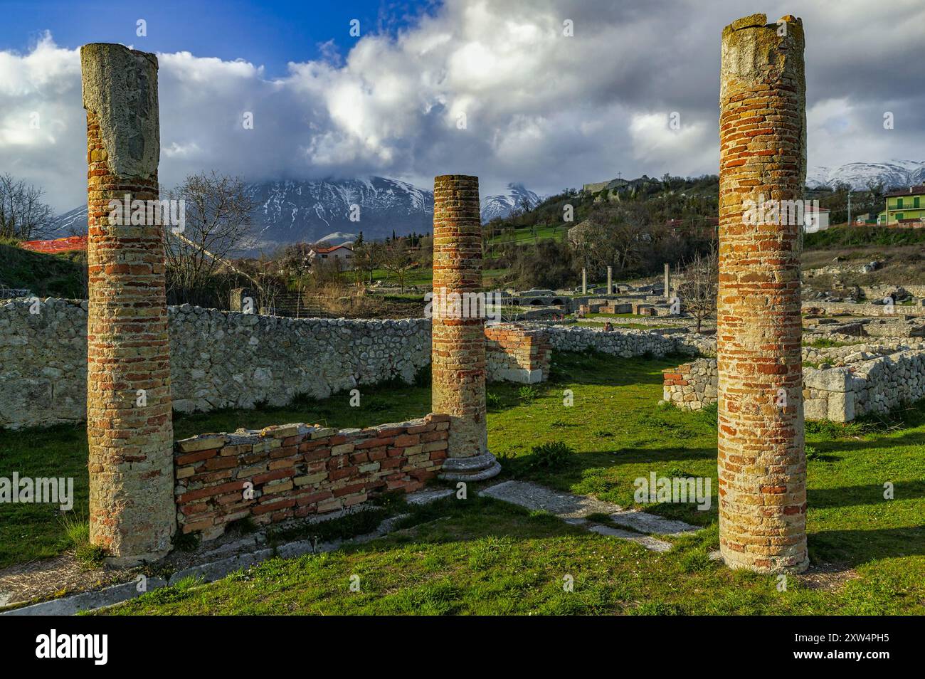 Il peristilio, o portico sostenuto da colonne di mattoni ricoperte di stucco. Sito archeologico di Alba Fucens, massa d'Albe, Abruzzo, Italia Foto Stock