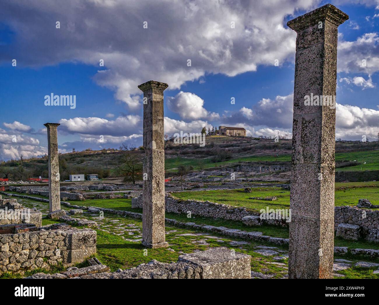 Via dei pilastri con le rovine archeologiche della città romana. Sito archeologico di Alba Fucens, massa d'Albe, provincia dell'Aquila, Abruzzo, IT Foto Stock
