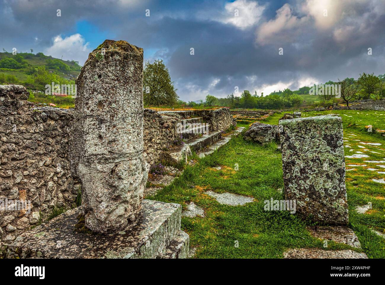 Sito archeologico di Alba Fucens, pietra miliare che raffigura una lotta tra gladiatori con un'iscrizione che indica la distanza da Roma. Massa D'Albe, Abruzzo Foto Stock