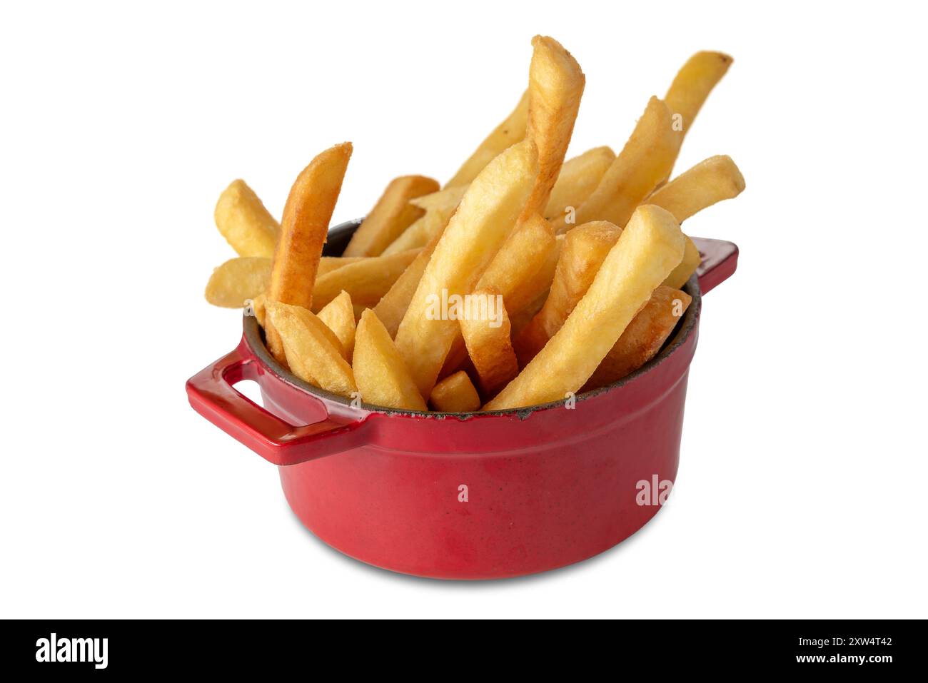 Patatine fritte servite in un piccolo piatto rosso isolato su bianco con percorso di ritaglio incluso Foto Stock