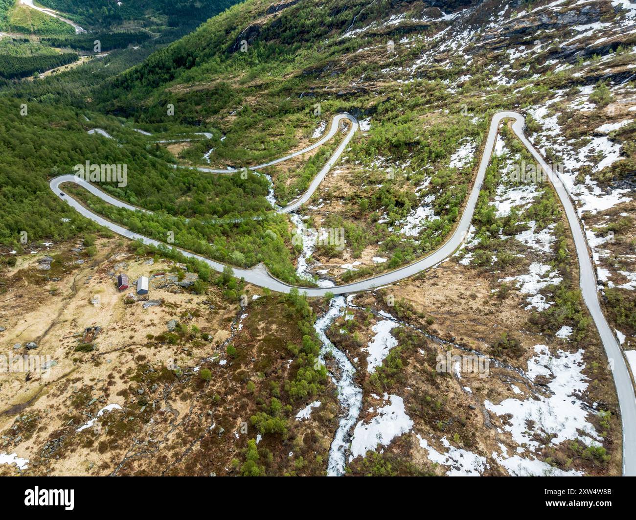 Serpentine dell'attraversamento del monte Gaularfjell, vista aerea, percorso turistico nazionale a nord di Balestrand, Norvegia Foto Stock