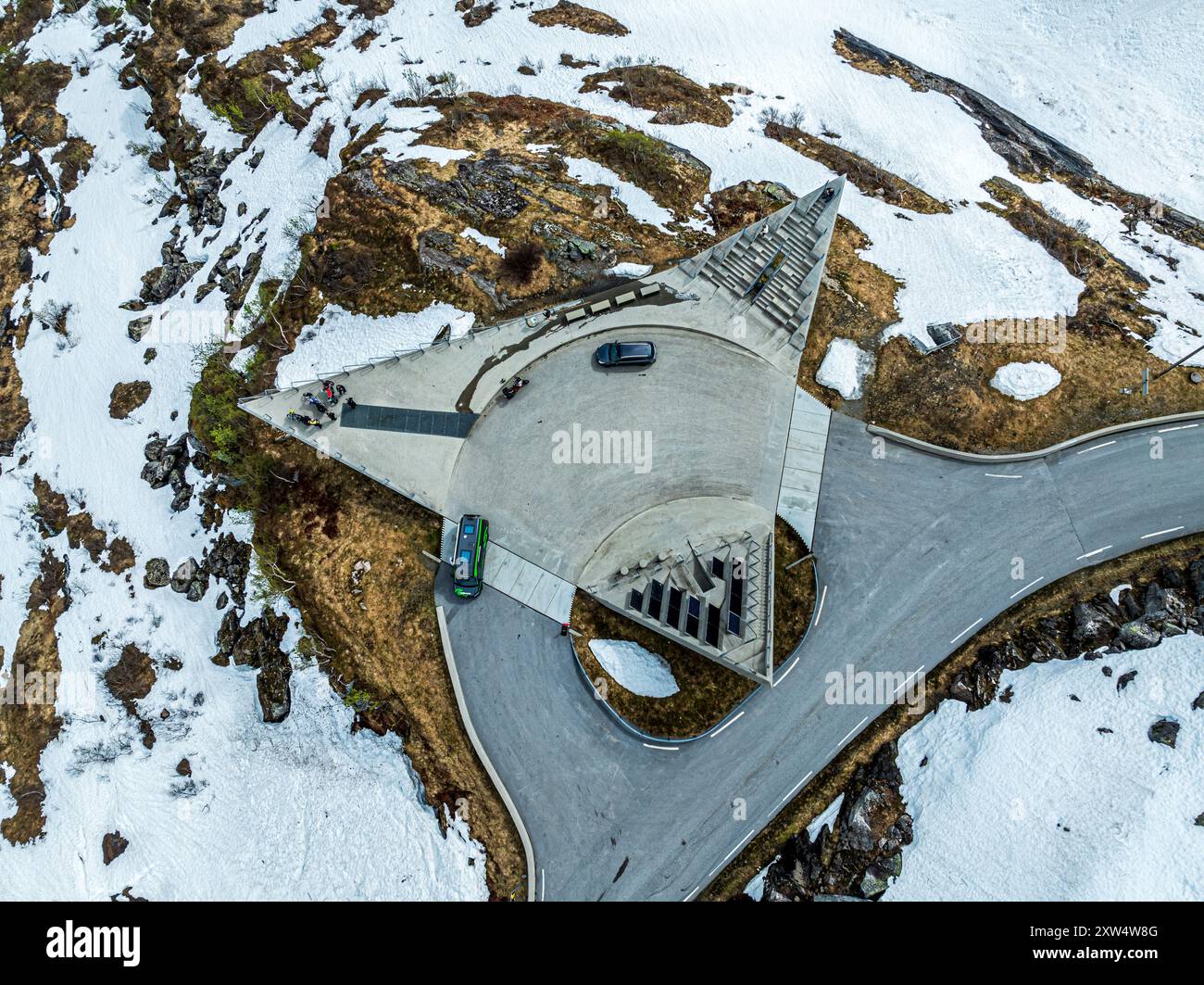 Punto panoramico e area di sosta Utsikten, attraversamento della montagna Gaularfjell, vista aerea, percorso turistico nazionale a nord di Balestrand, Norvegia Foto Stock