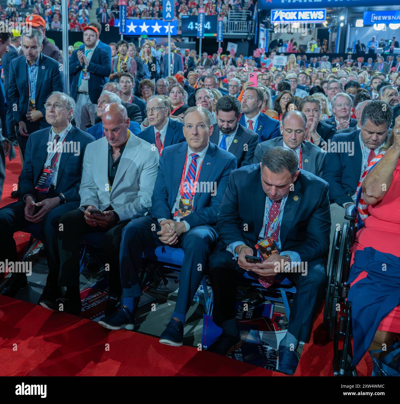 MILWAUKEE, Wisconsin - 18 luglio 2024: Ex Rep. Lee Zeldin (R-NY), primo piano, metà destra, è visto alla Convention Nazionale Repubblicana del 2024. Foto Stock