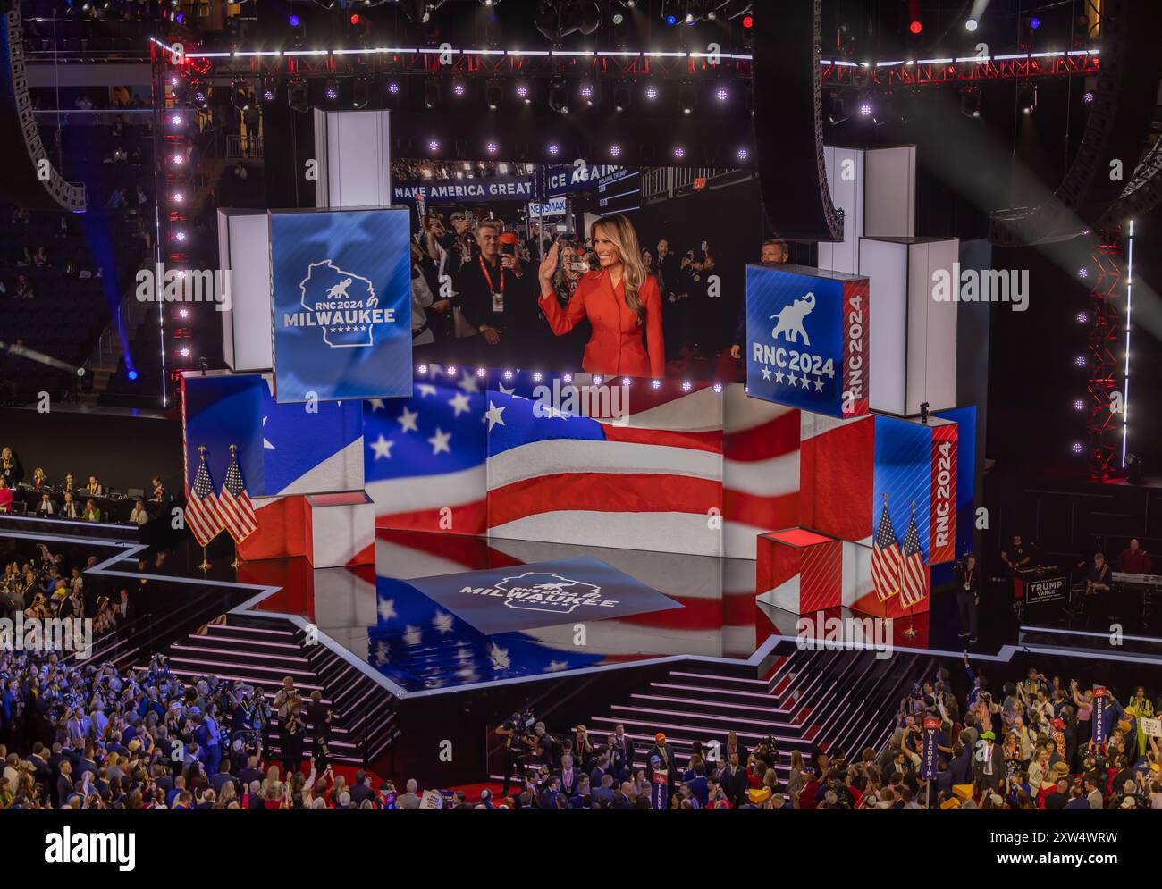 MILWAUKEE, Wisconsin - 18 luglio 2024: L'ex First Lady Melania Trump appare sullo schermo al Fiserv Forum durante la Convention Nazionale Repubblicana del 2024. Foto Stock