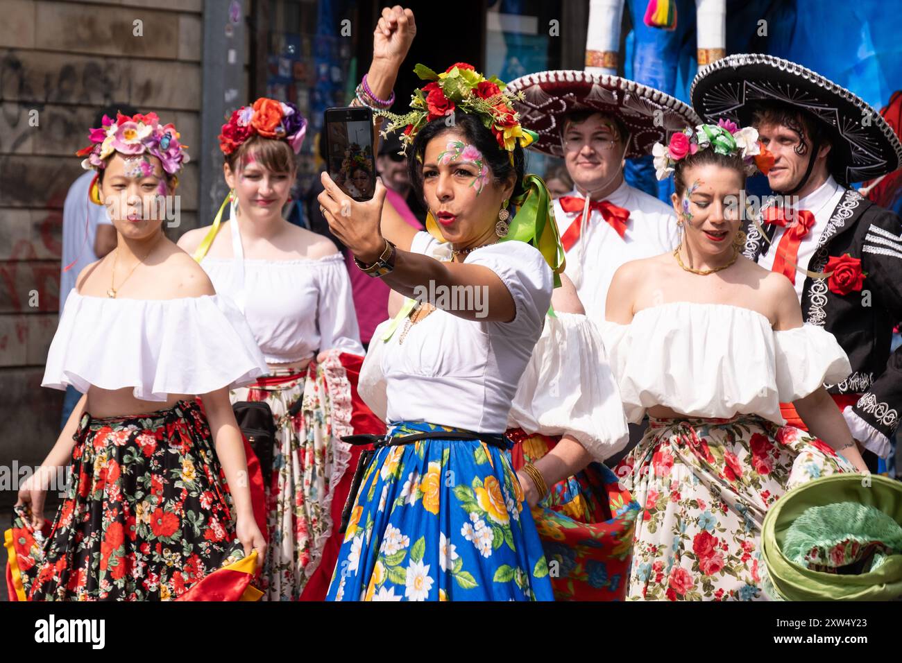 Belfast Mela Carnival Parade - bellissime donne che indossano vari costumi, tra cui quelli sudamericani che aggiungono colore ed eleganza. Belfast, Regno Unito - 17 agosto 2024. Foto Stock