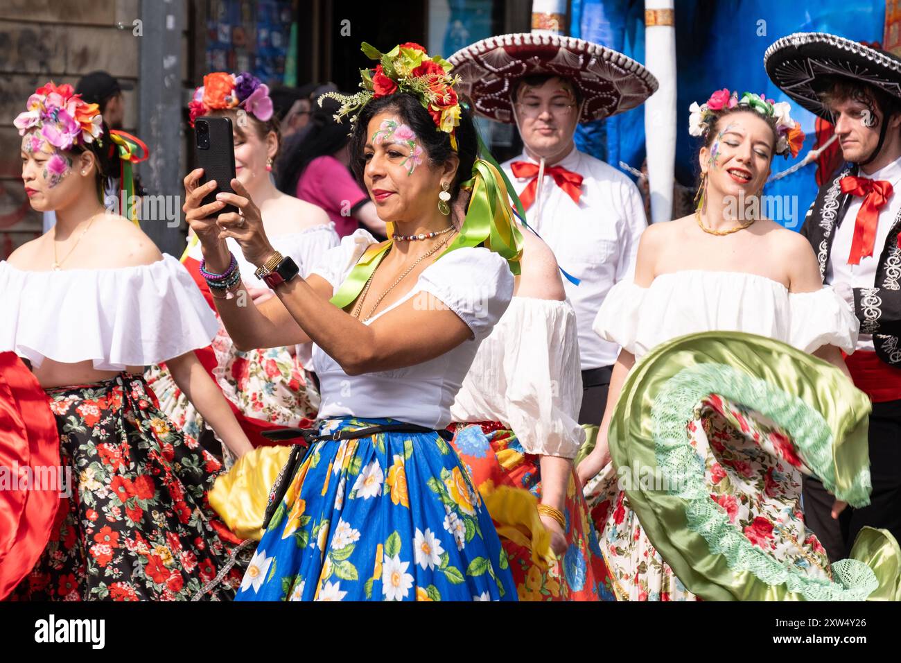 Belfast Mela Carnival Parade - bellissime signore vestite con vari costumi che si godono la musica all'inizio dell'evento. Belfast, Regno Unito - 17 agosto 2024. Foto Stock