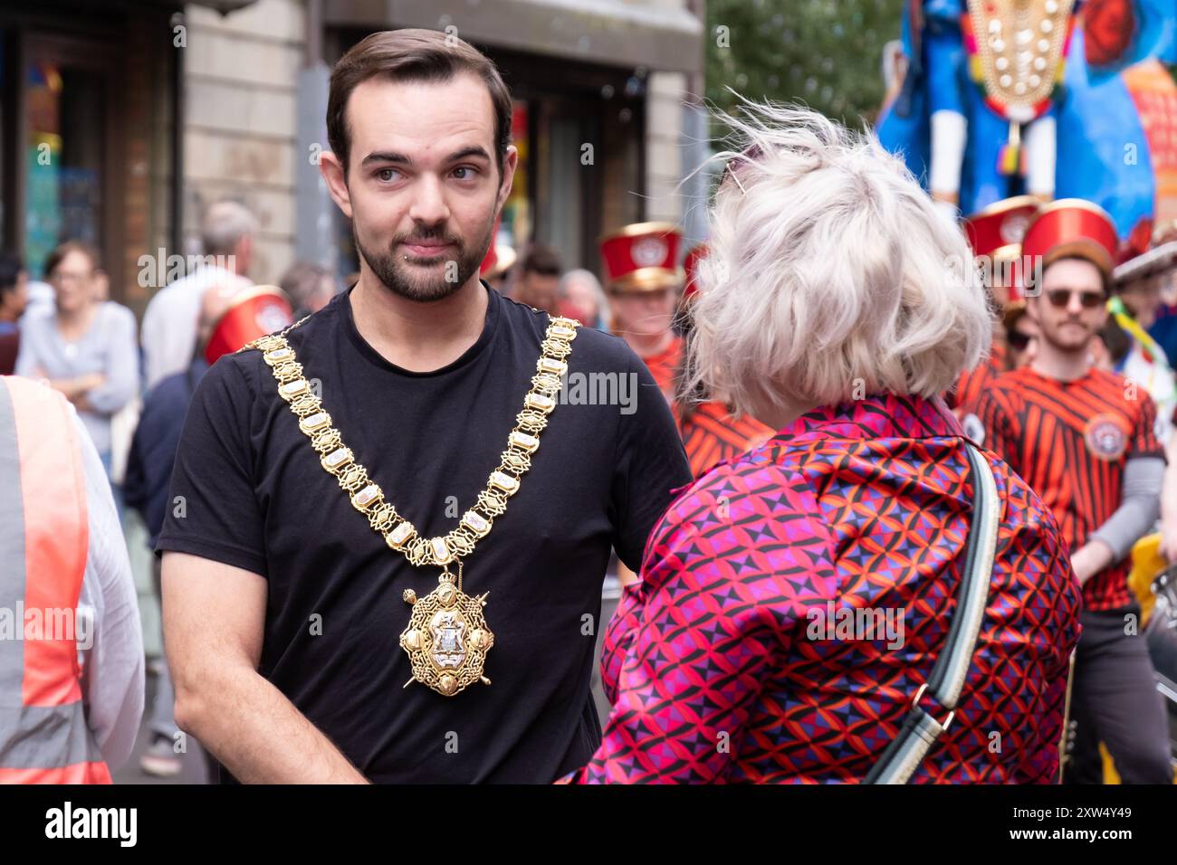 Belfast Mela Carnival Parade - Consigliere Micky Murray, Lord Mayor che conduce le feste attraverso la città. Belfast, Regno Unito - 17 agosto 2024. Foto Stock