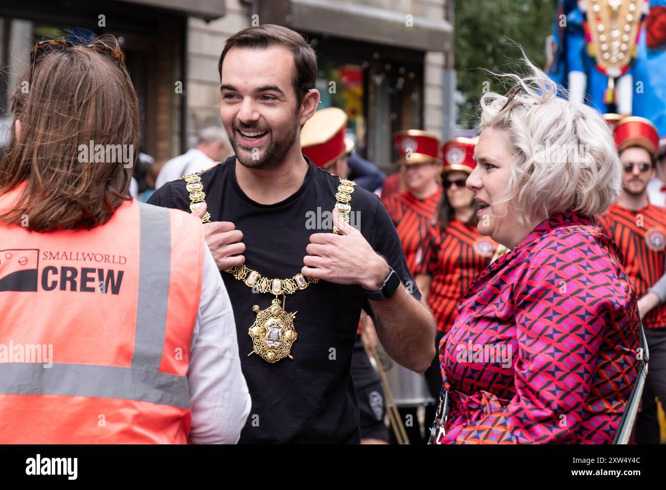 Lord Mayor, Micky Murray, che indossa una catena di uffici alla parata annuale del Carnevale Mela di Belfast nel centro della città. Belfast, Regno Unito - 17 agosto 2024. Foto Stock